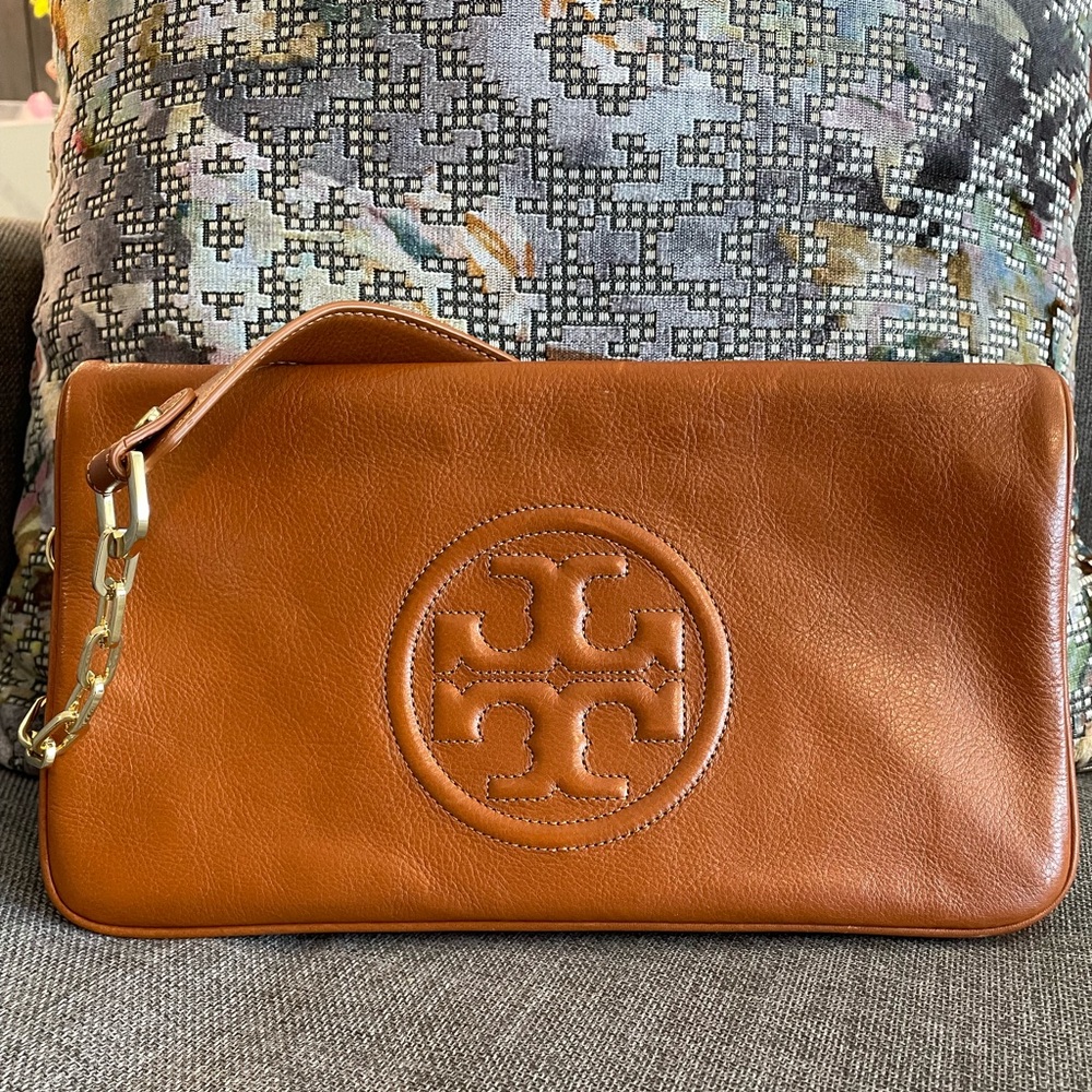 Tory Burch “Reva Bombé” clutch ❤️